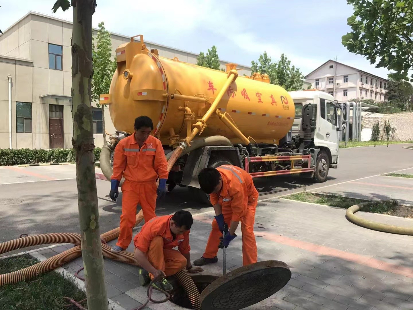 蓟州管道疏通车停在窨井附近