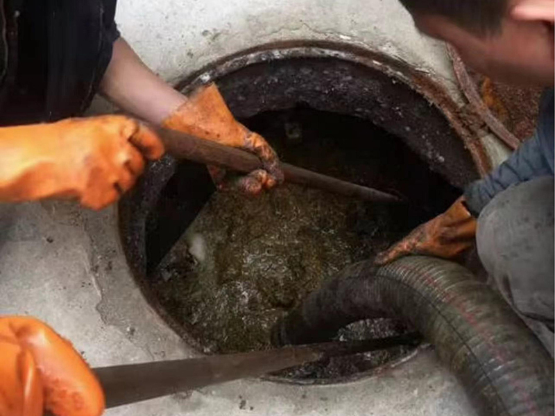 蓟州清理化粪池时如何避免沼气的危害？